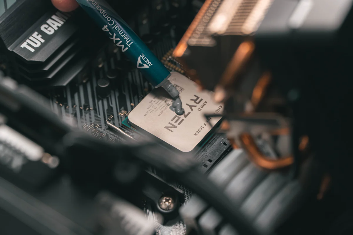 Pasta térmica aplicada sobre um processador na placa-mãe