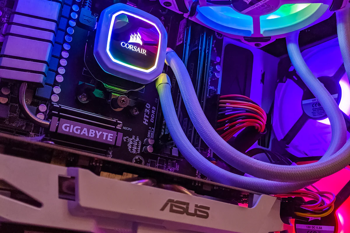 Interior de um computador com refrigeração líquida e iluminação colorida